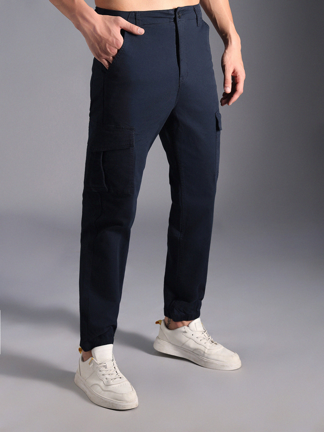 Men Relaxed Mid-Rise Cargos Trousers