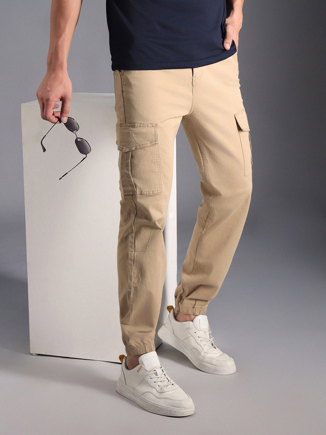 Men Relaxed Mid-Rise Cargos Trousers