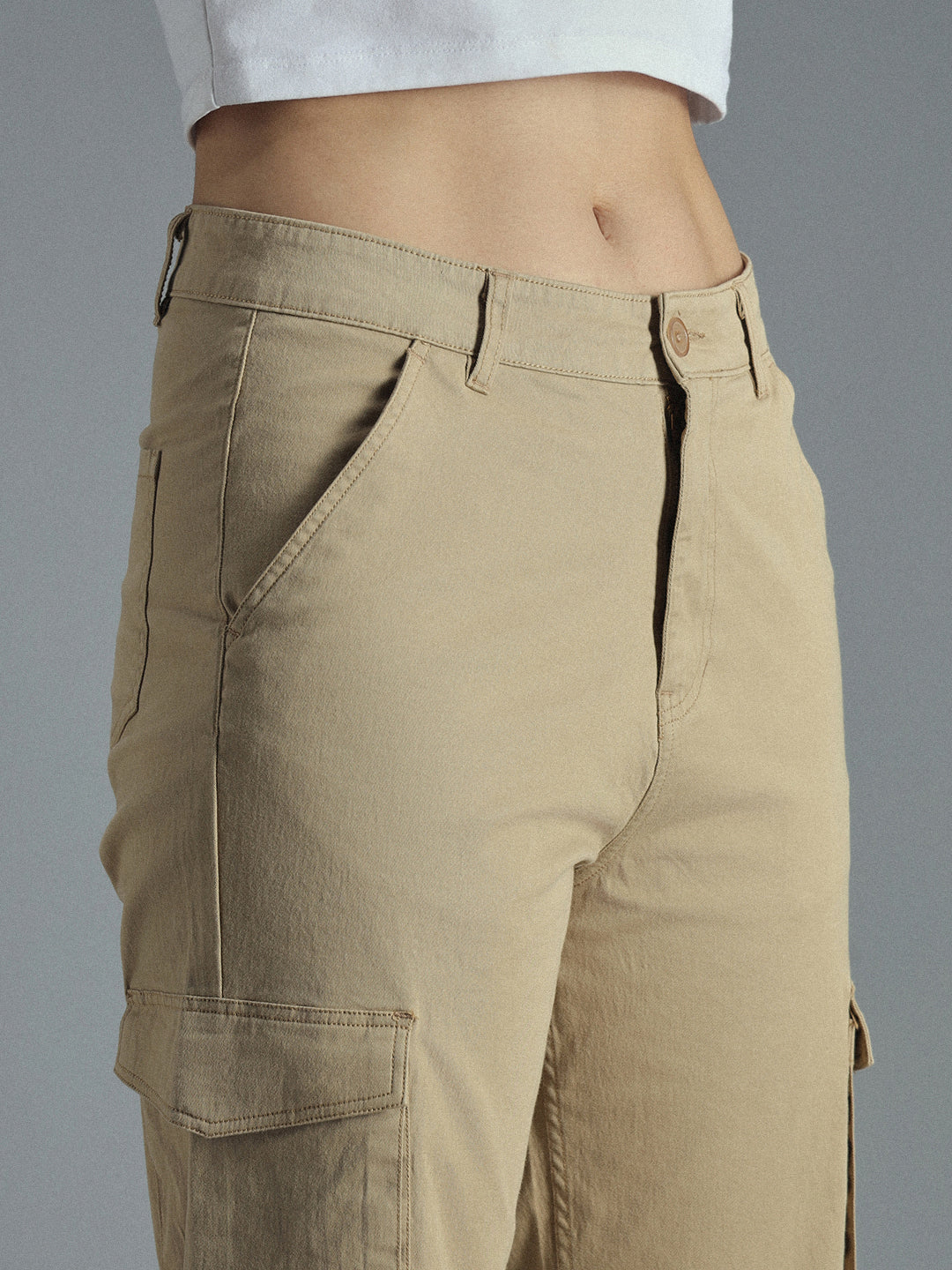 Women Relaxed Straight Fit High-Rise Plain Cargos Trousers