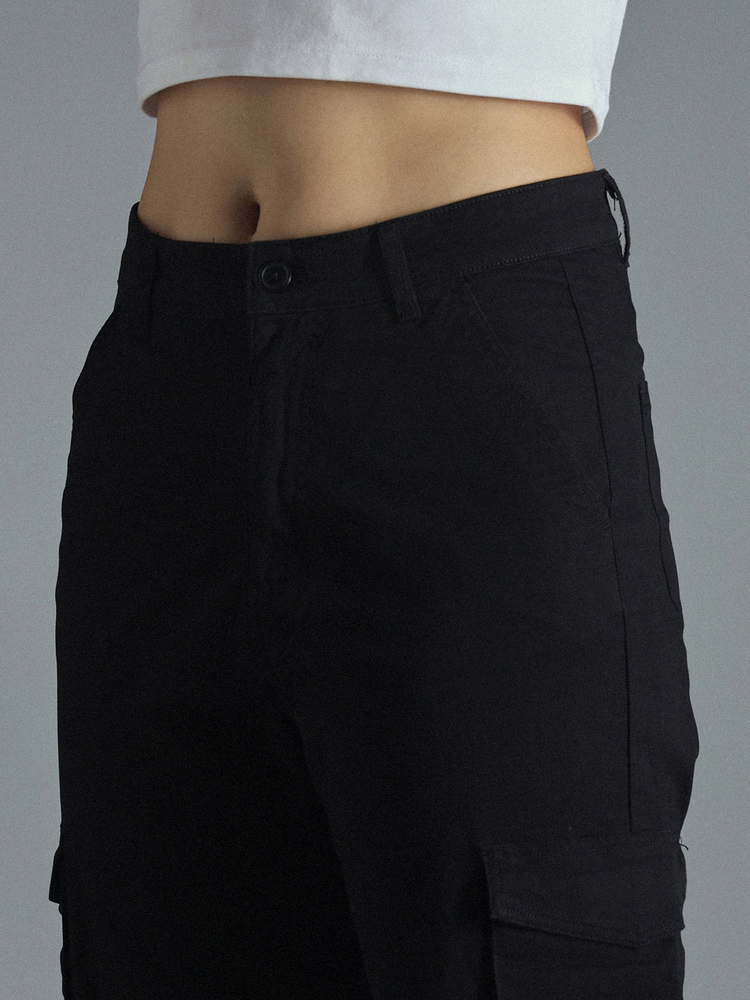 Women Relaxed Straight Fit High-Rise Plain Cargos Trousers