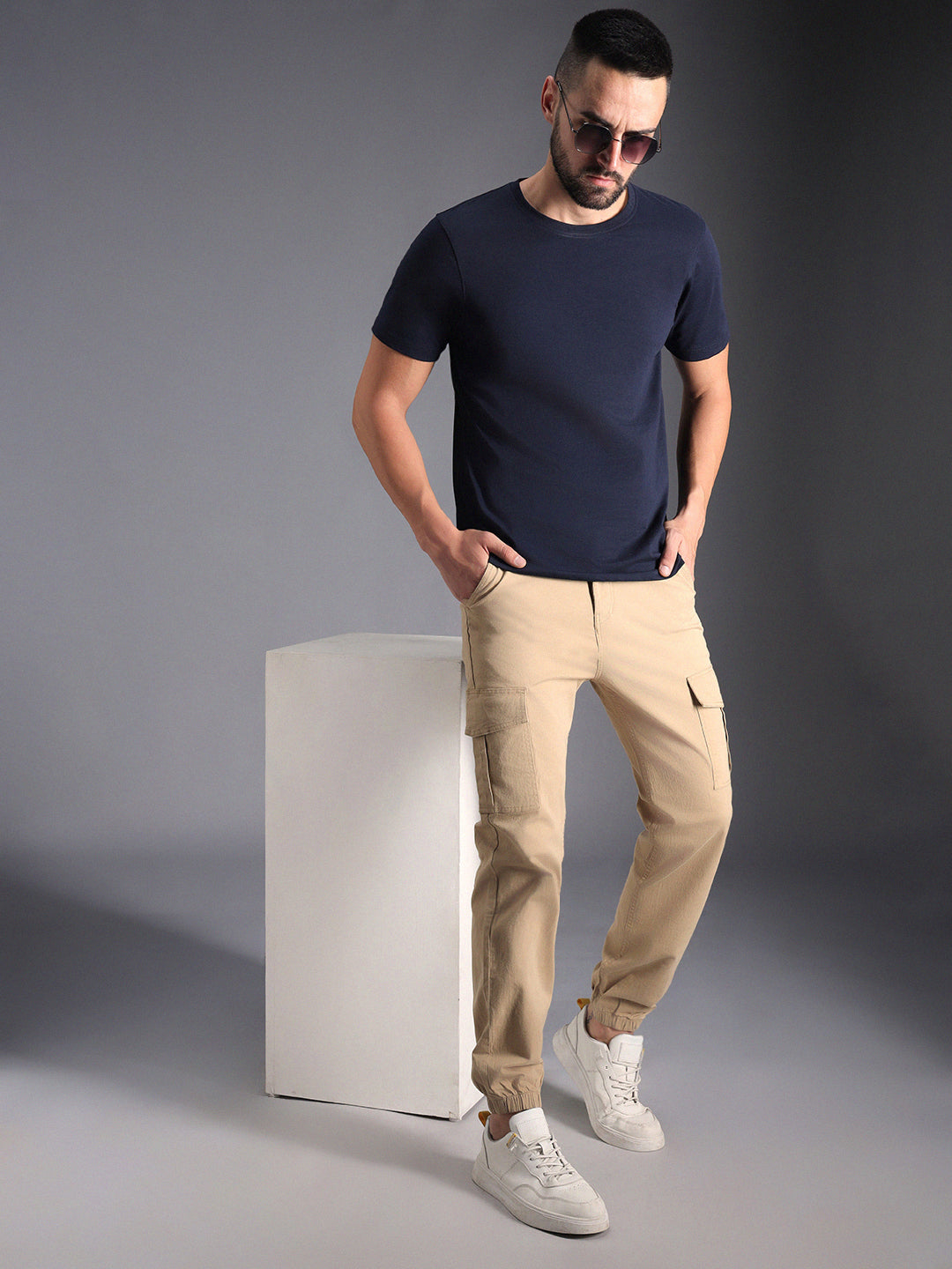 Men Relaxed Mid-Rise Cargos Trousers