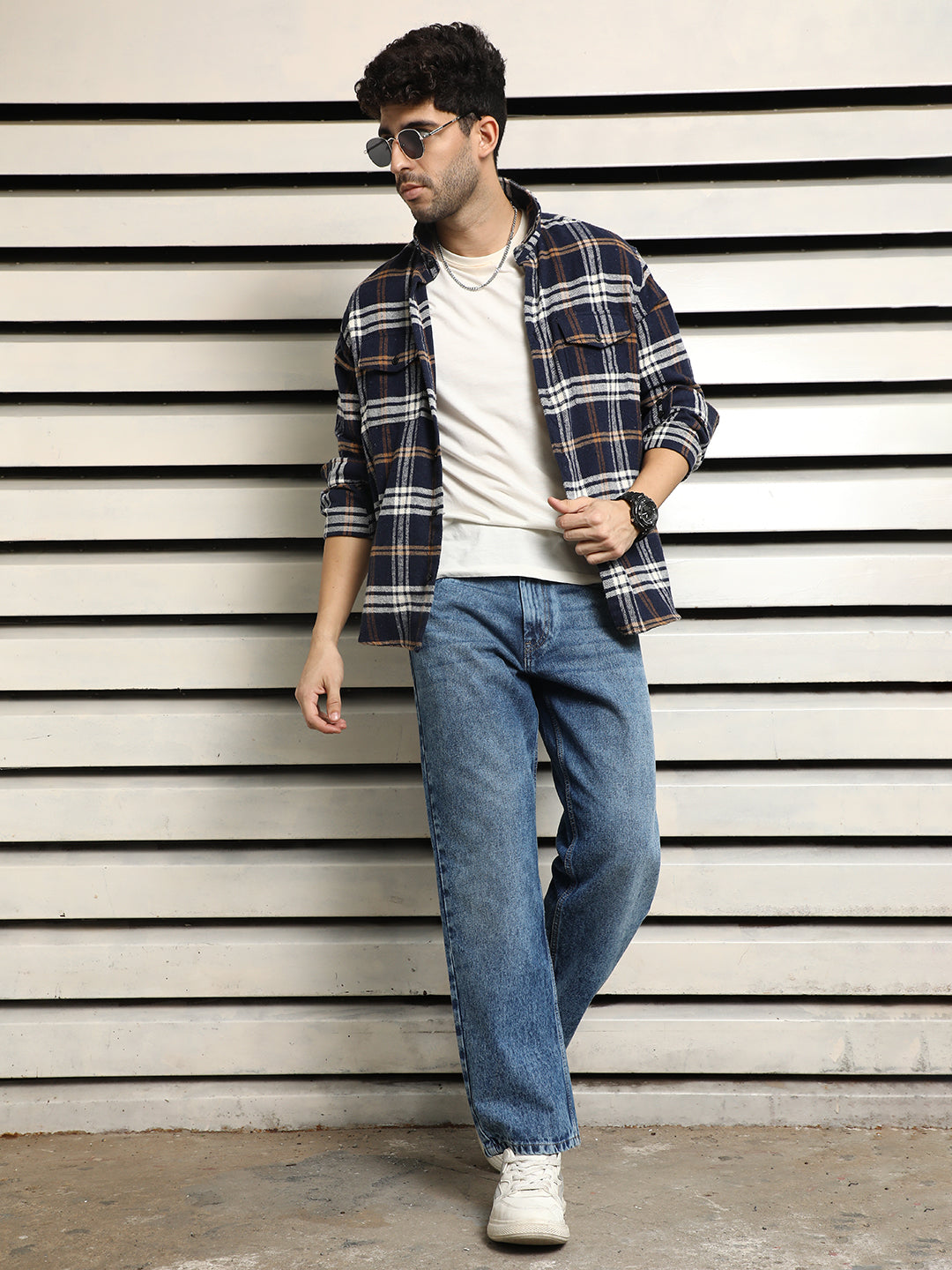 Men Relaxed Fit Mid-Rise Clean Look Light Fade Cotton Jeans