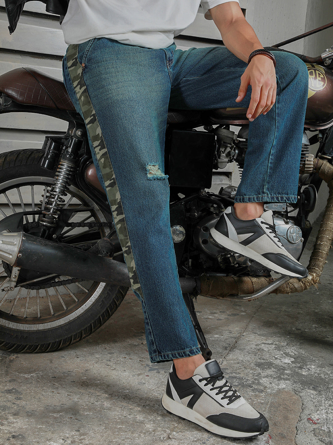 Men Straight Fit Mildly Distressed Jeans