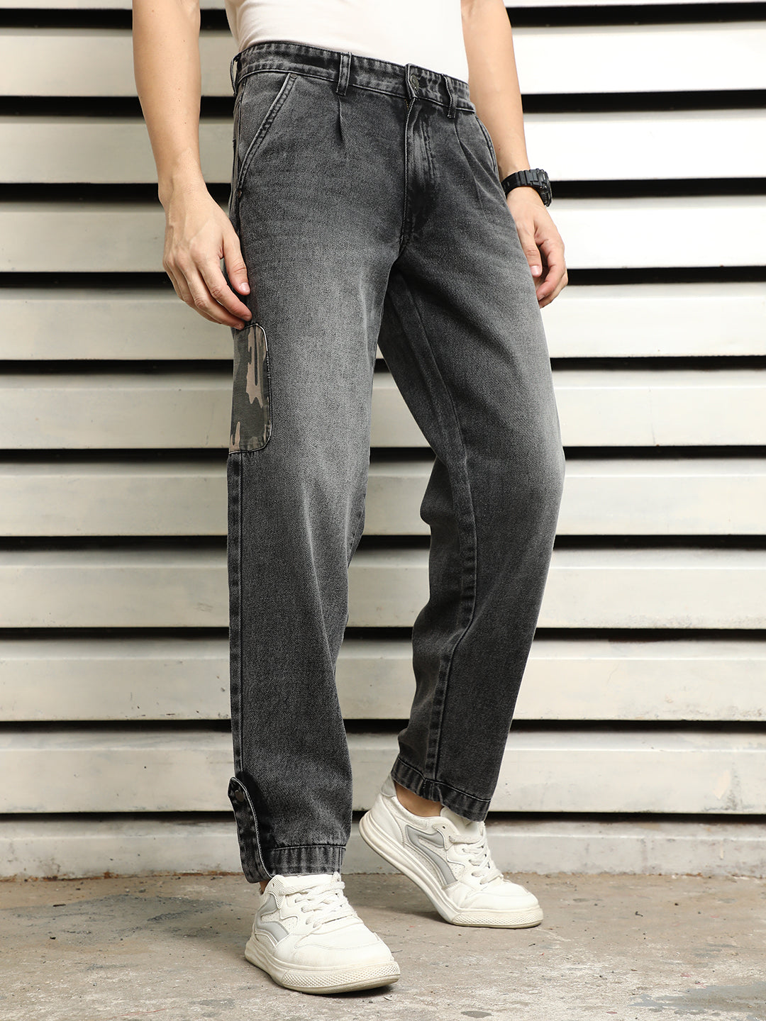 Men Tapered Fit Mid-Rise Light Fade Applique Cotton Jeans