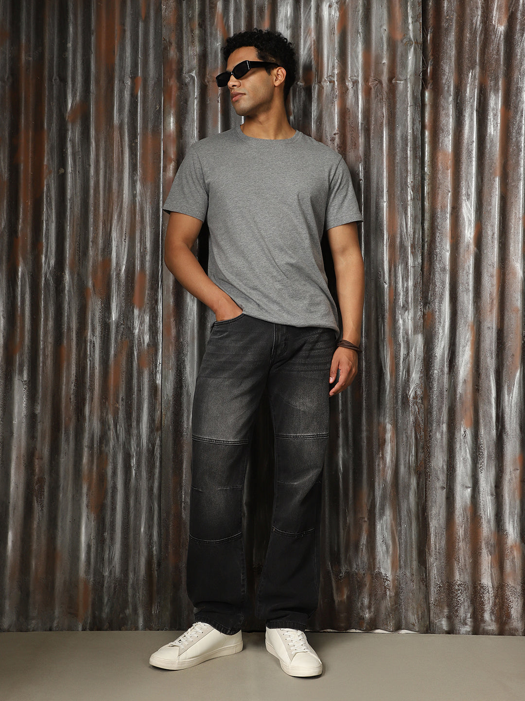 Men Washed Cotton Tapered Fit Mid- Rise   Jeans