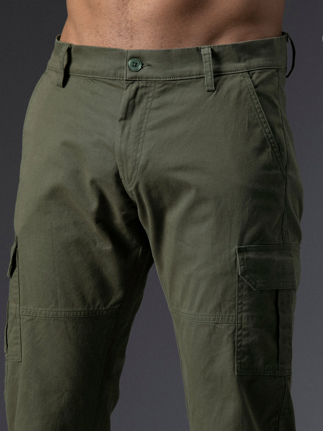 Men Relaxed Mid-Rise Cotton Cargos Trousers