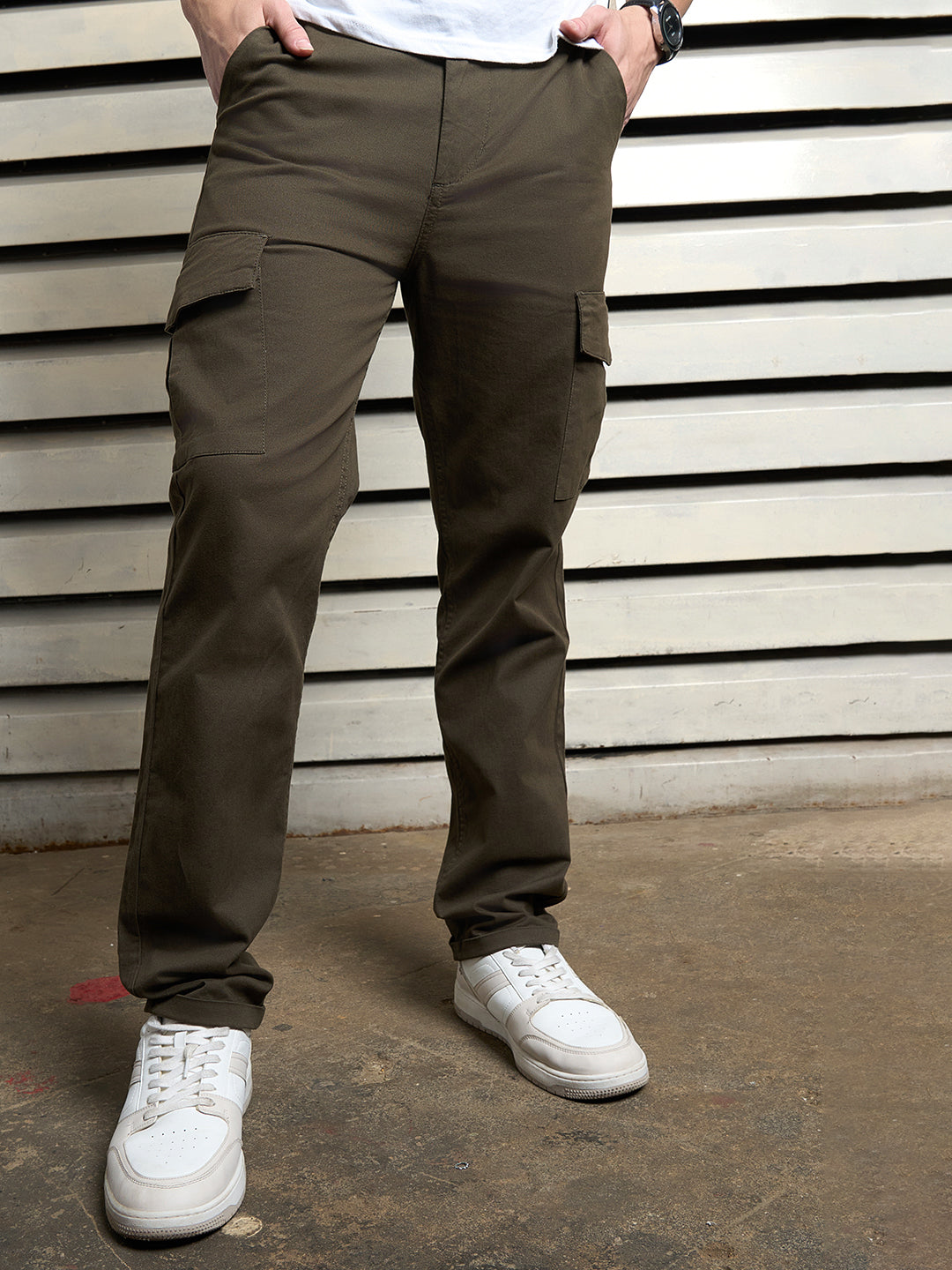 Men Cotton Cargo Solid Straight Fit Mid-Rise Trouser