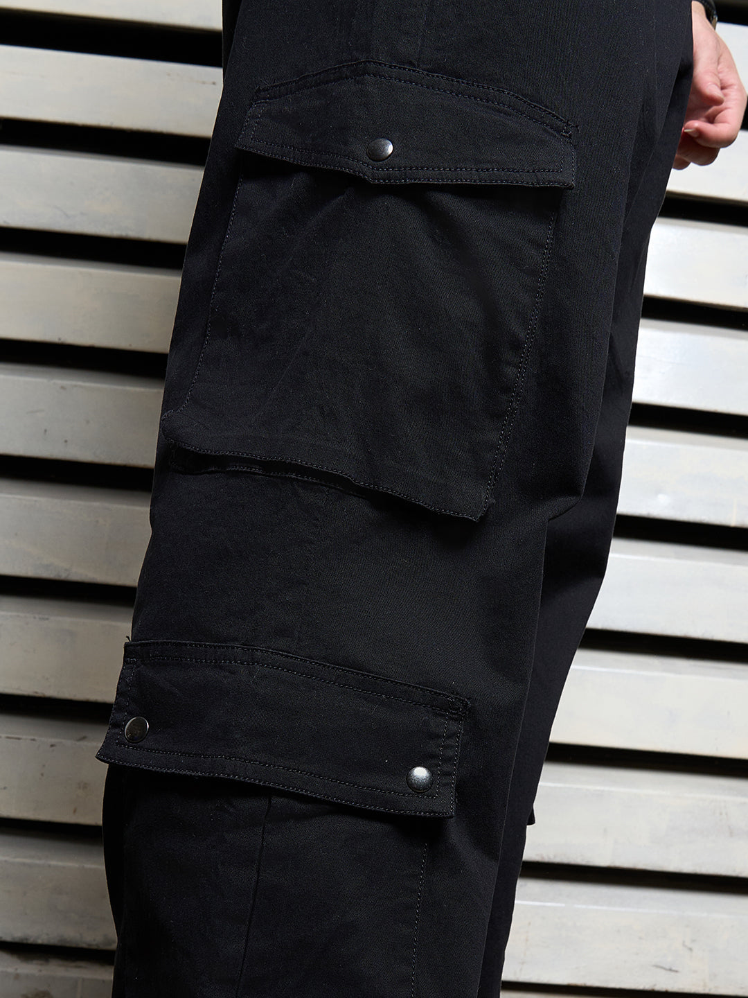 Men Cotton Cargo Solid Loose Fit Mid-Rise Trouser