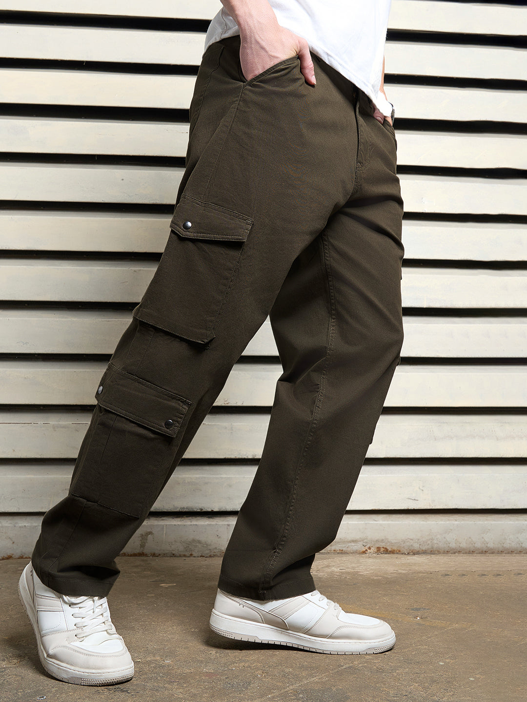 Men Cotton Cargos Solid Loose Fit Mid-Rise Trouser