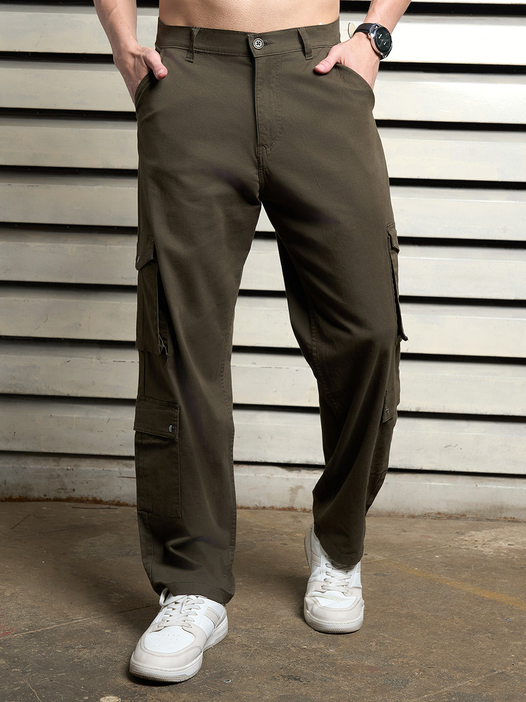 Men Cotton Cargos Solid Loose Fit Mid-Rise Trouser