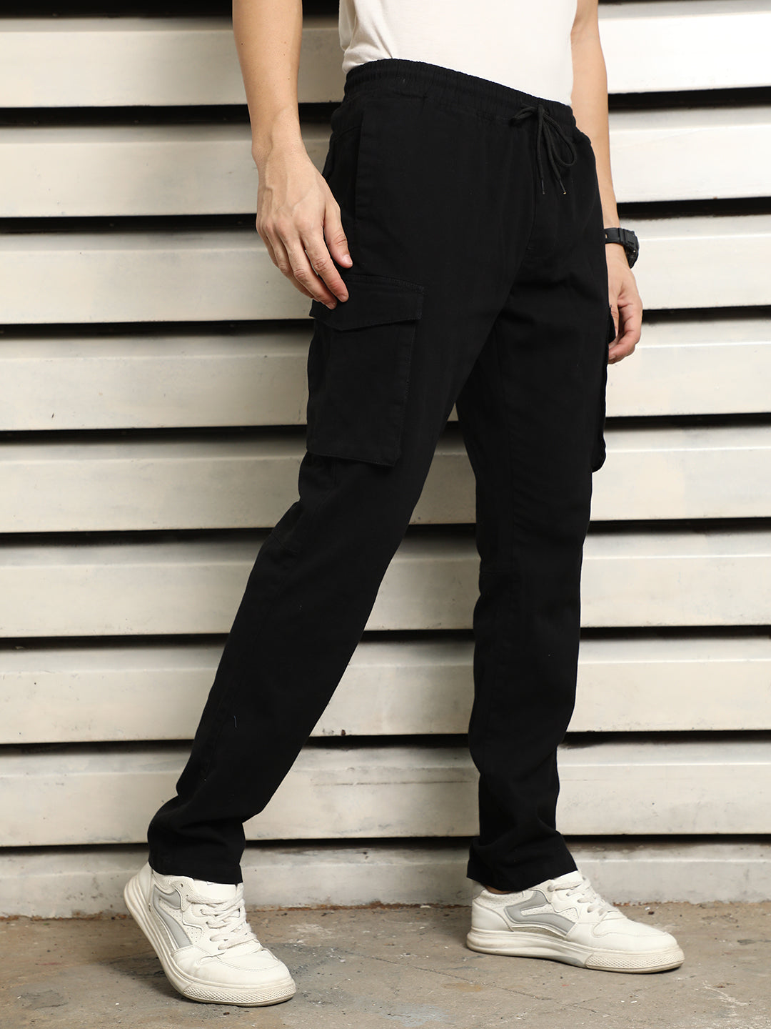 Men Loose Fit Mid-Rise Easy Wash Cotton Cargos Trousers