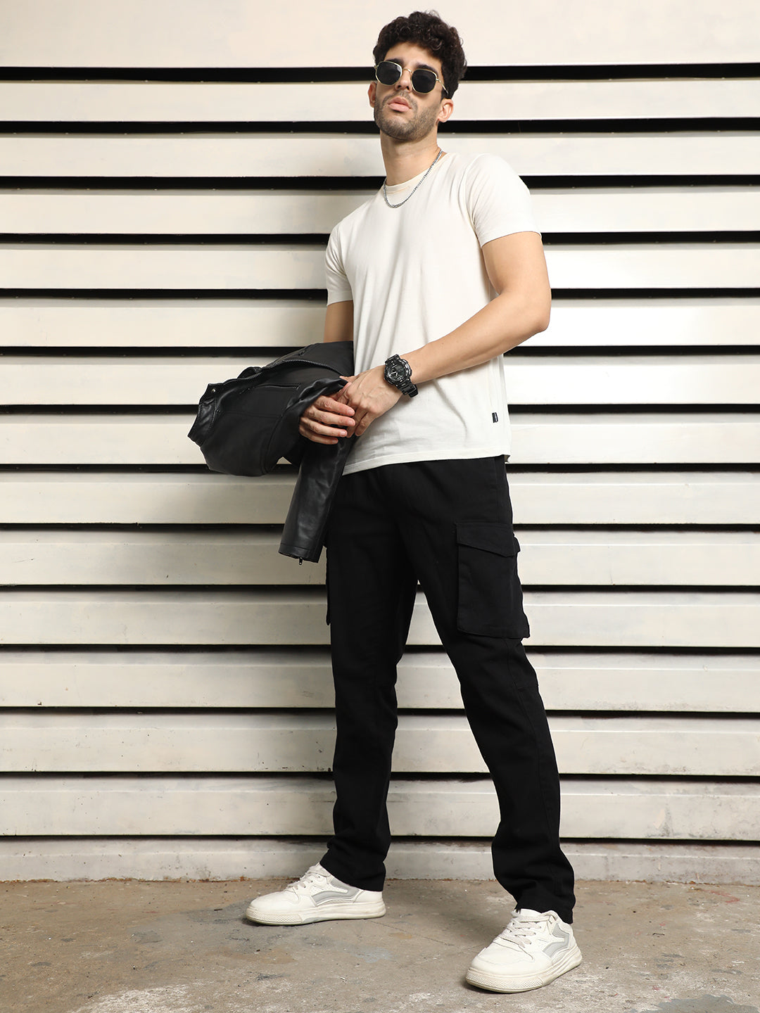 Men Loose Fit Mid-Rise Easy Wash Cotton Cargos Trousers