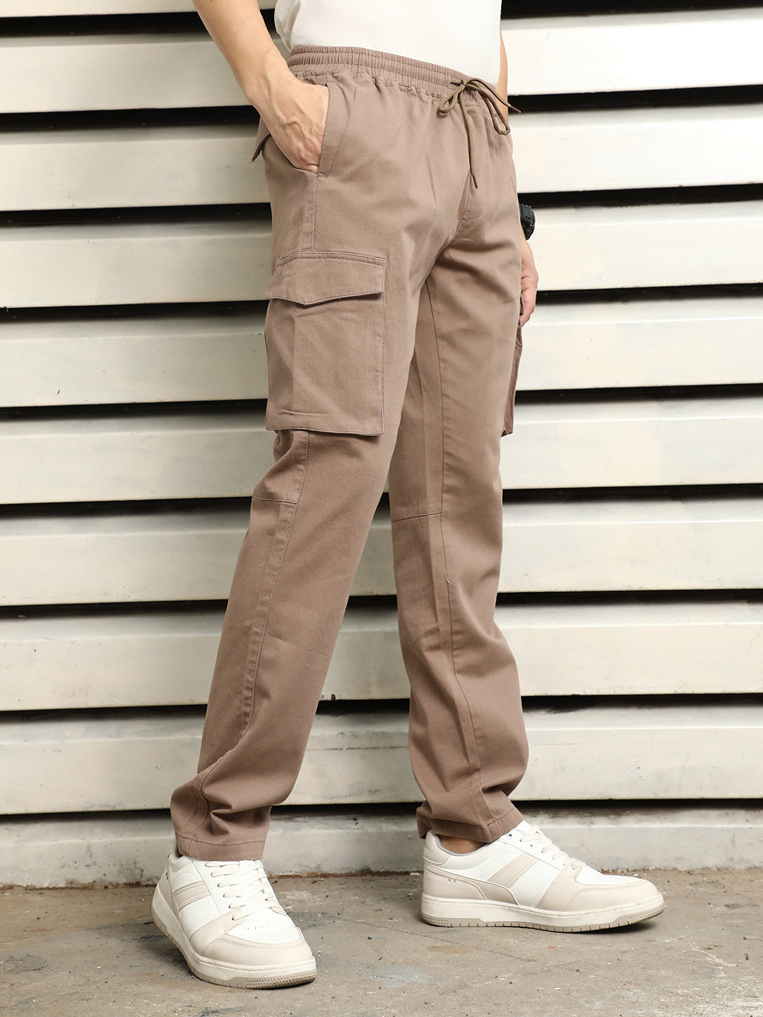 Men Loose Fit Mid-Rise Easy Wash Cotton Cargos Trousers