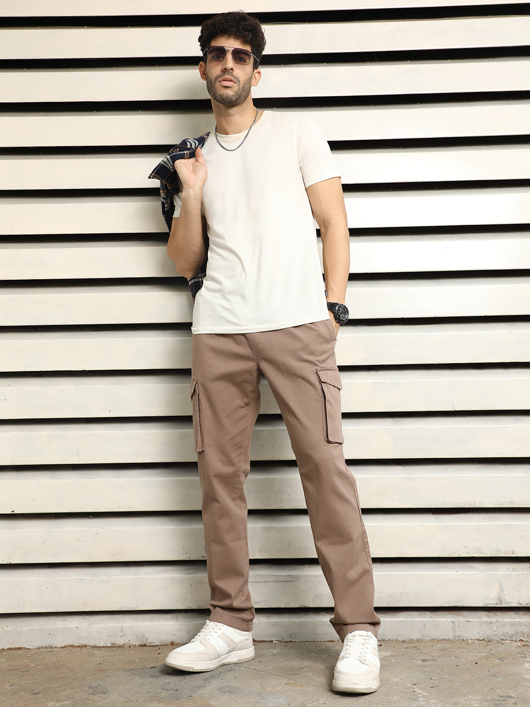 Men Loose Fit Mid-Rise Easy Wash Cotton Cargos Trousers