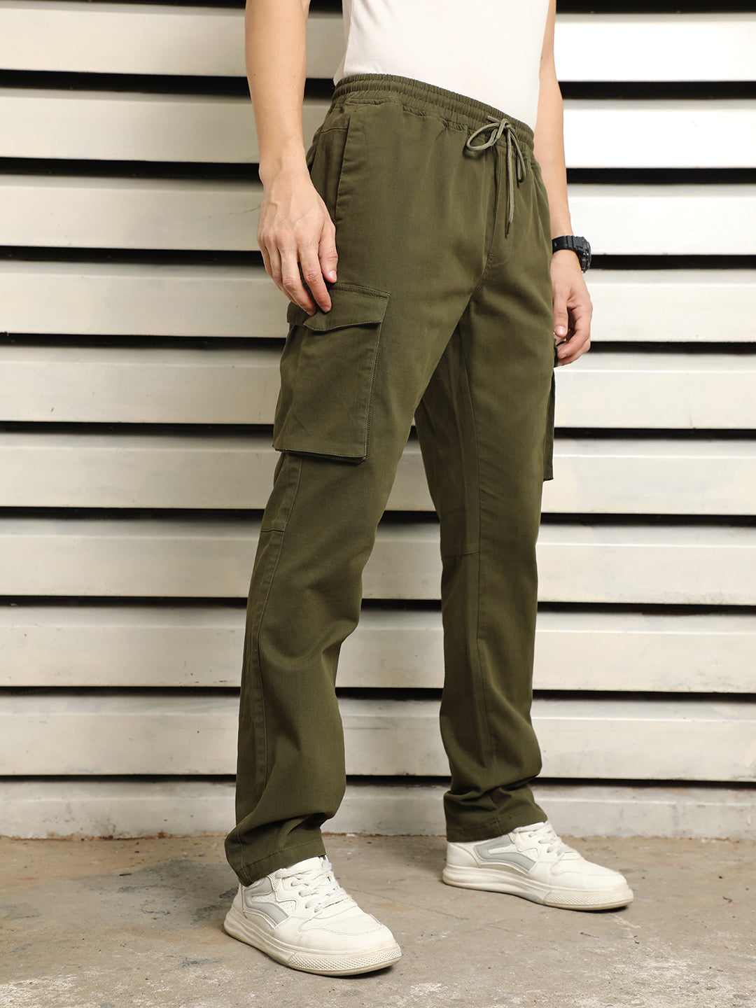 Men Loose Fit Mid-Rise Easy Wash Cotton Cargos Trousers