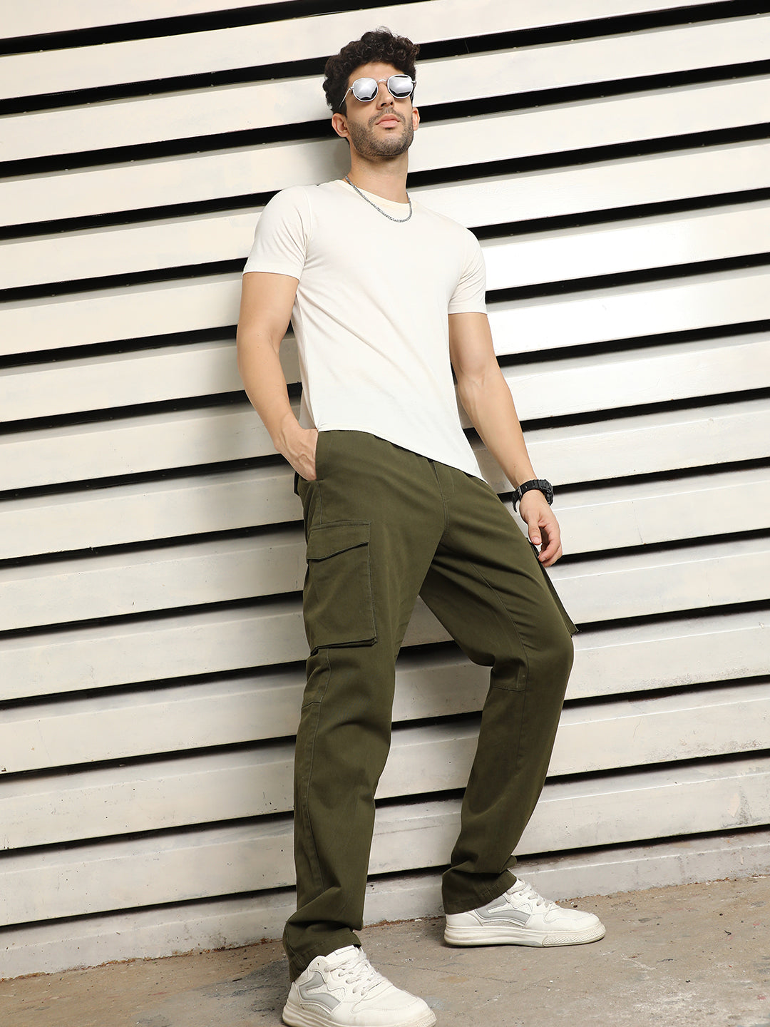 Men Loose Fit Mid-Rise Easy Wash Cotton Cargos Trousers