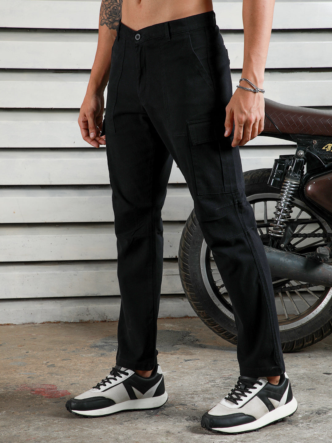 Men Relaxed Straight Leg Mid-Rise Loose Fit Cargos Trousers