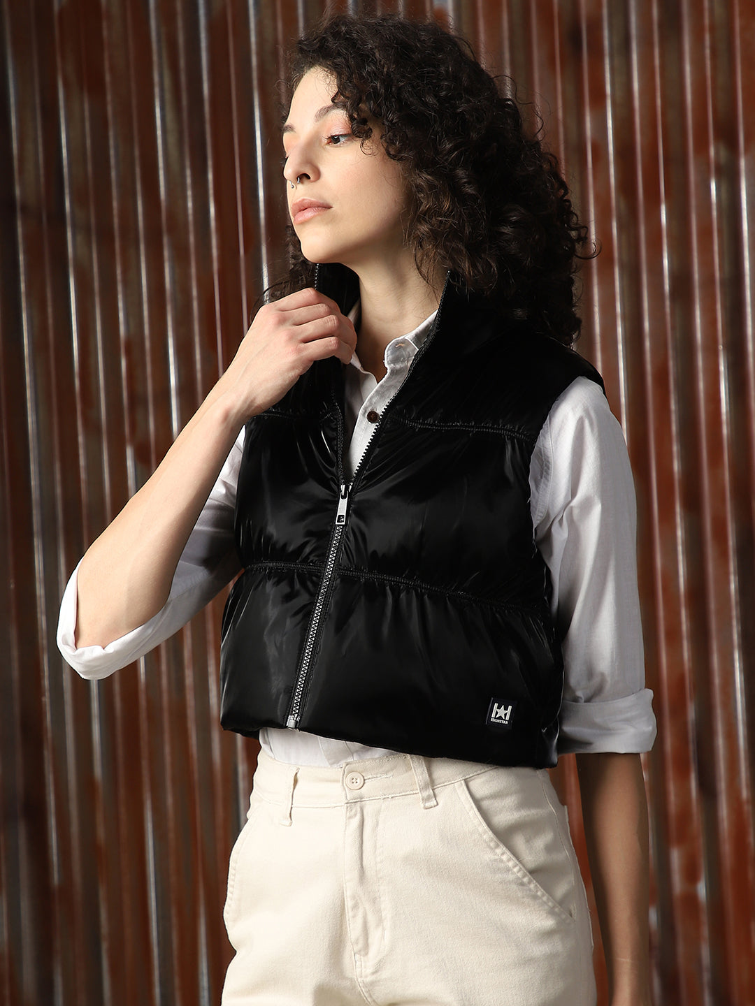 Women Solid Polyster Regular Fit  Collar Sleeveless Jackets