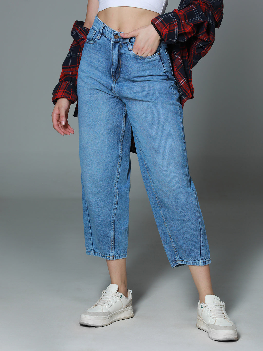 Women Balloon Fit High-Rise Clean Look Heavy Fade Cotton Jeans