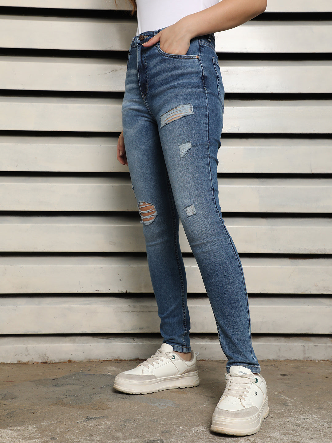 Women Skinny Fit High-Rise Mildly Distressed Light Fade Jeans