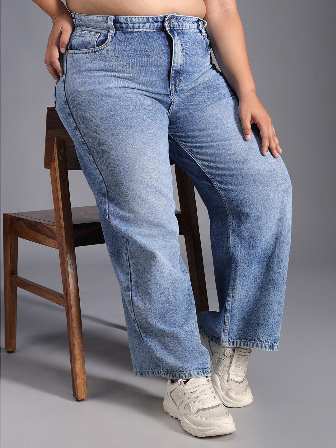 Women Plus Size Relaxed Fit Pure Cotton High-Rise Light Fade Jeans