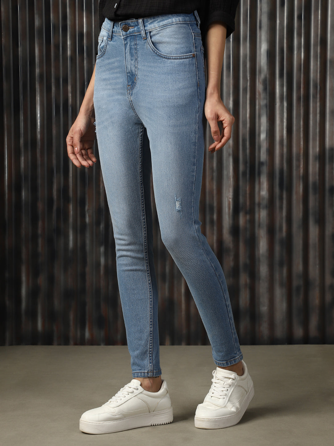 High Star Women Comfort High-Rise Light Fade Mildly Distressed Light Fade Jeans